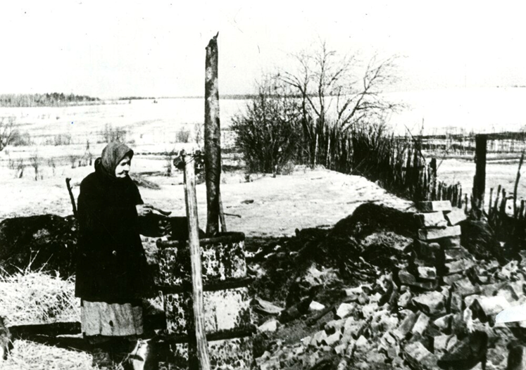 70-летняя Е. Савельева из д. Муравьево Вяземского района Смоленской области у развалин своего дома, сожженного фашистами в марте 1943 г.
(ГАНИСО. Ф. Р-2736. Оп.1. Д. 654. Л. 2. Копия)
70-летняя Е. Савельева из д. Муравьево Вяземского района Смоленской области у развалин своего дома, сожженного фашистами в марте 1943 г.
(ГАНИСО. Ф. Р-2736. Оп.1. Д. 654. Л. 2. Копия)
70-летняя Е. Савельева из д. Муравьево Вяземского района Смоленской области у развалин своего дома, сожженного фашистами в марте 1943 г.
(ГАНИСО. Ф. Р-2736. Оп.1. Д. 654. Л. 2. Копия)
