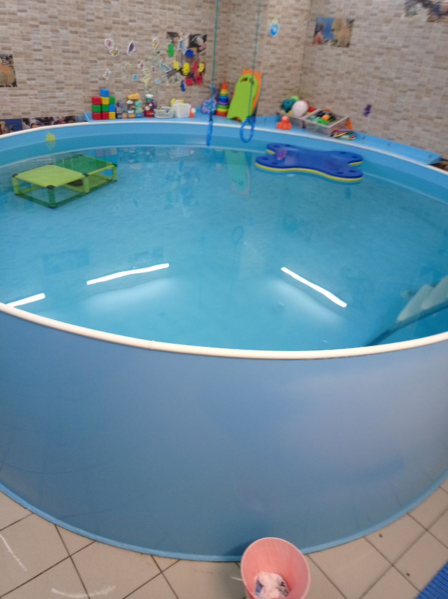 Детский бассейн в помещении. 