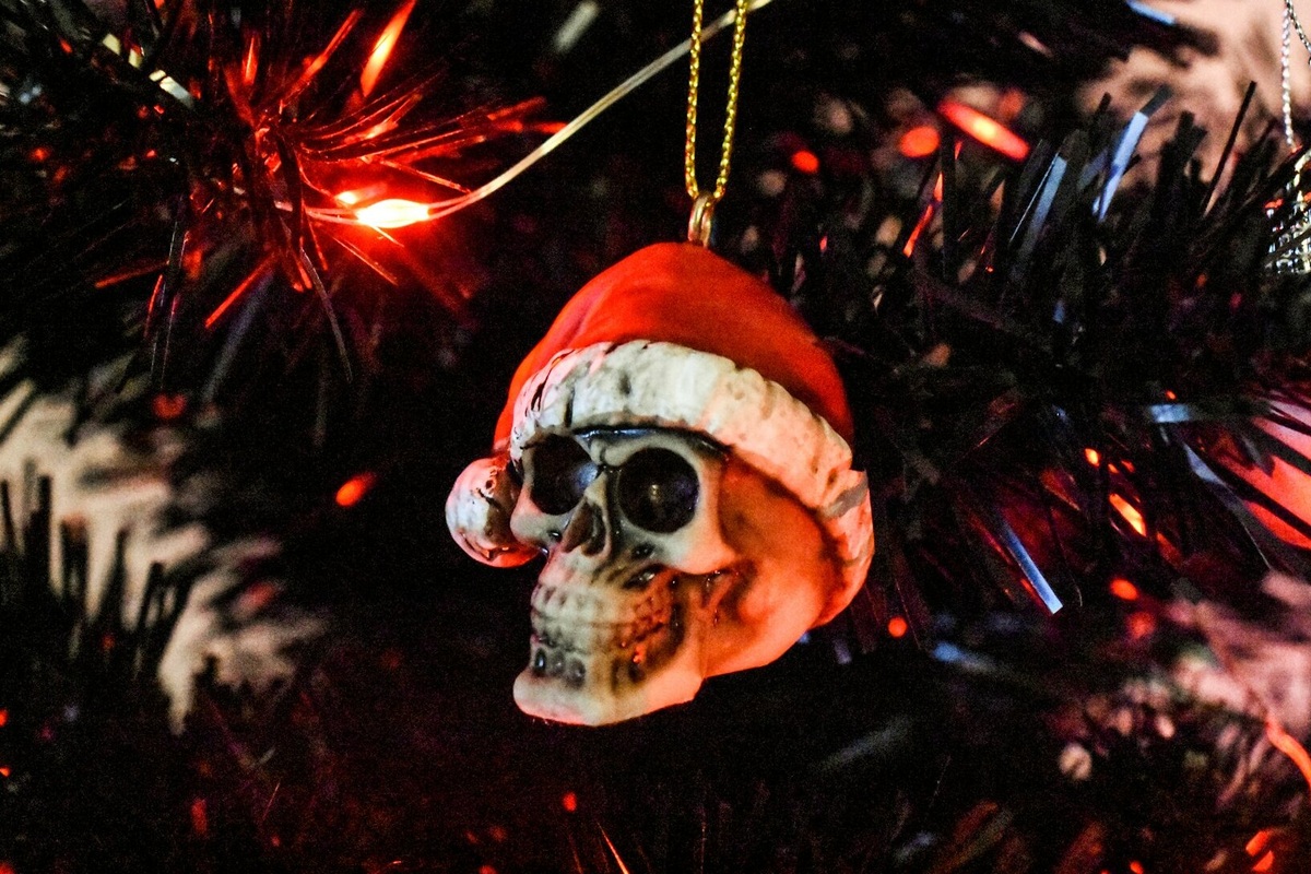     "До 400 тысяч рублей": во сколько в 2024 году россиянам обойдется купить новогоднюю елку с украшениями?