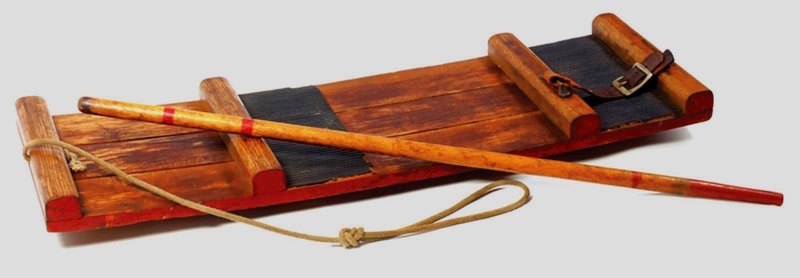 Оригинальные прототипы Sno-Surf выставлены в Музее лыж и сноуборда в Колорадо, предоставлены сыном Гуннара Берджесона, Доном Берджесоном. Устройство имело ремень для ног, резиновый коврик, а также веревку и палку для управления