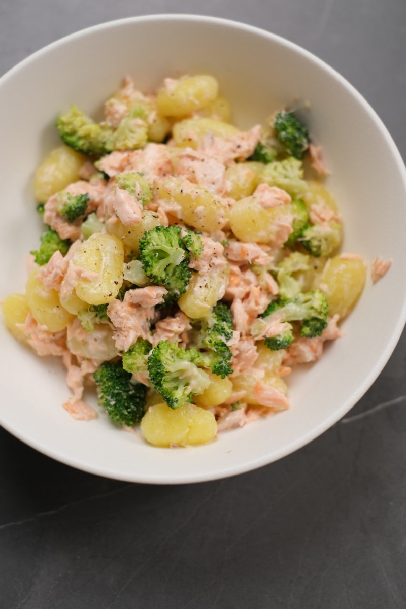 Картофельные ньокки с форелью и брокколи