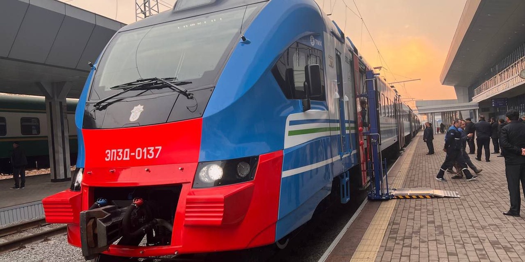 Электропоезда ЭП3Д на пригородных линиях Узбекистана.