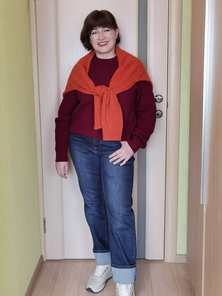 Добавьте еще один джемпер контрастного цвета и выглядеть будет интереснее