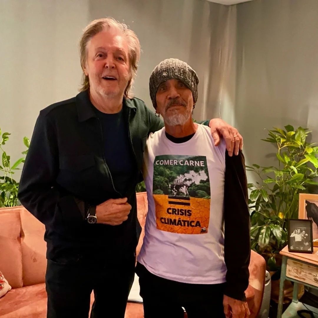 Пол и музыкант, веган, экоактивист Чуко Мерчан за кулисами шоу Пола в Боготе