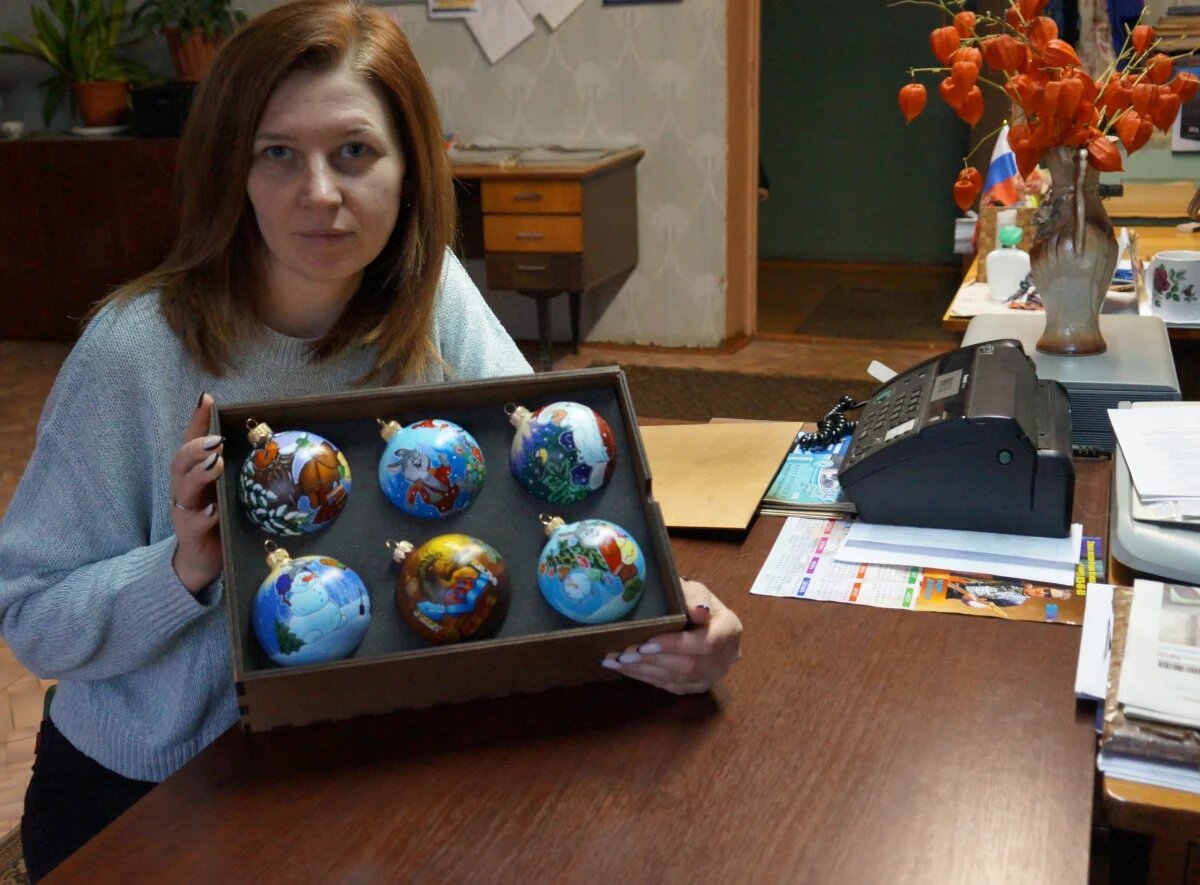    Псковичка расписывает коллекционные елочные игрушки