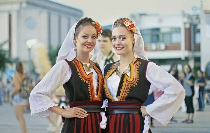 Сербские девушки в народных костюмах, фото из открытых источников 