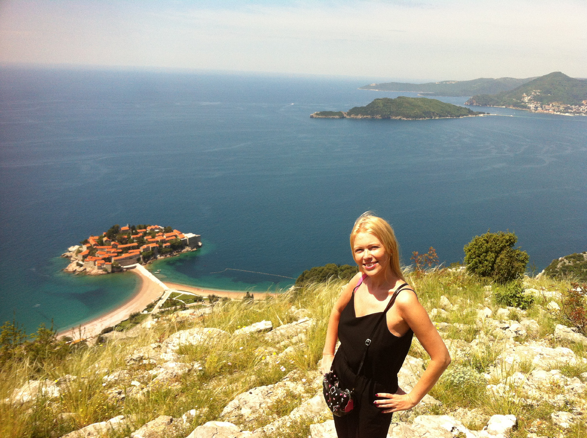Блондинка я в Черногории. Давно это было… Личное фото автора