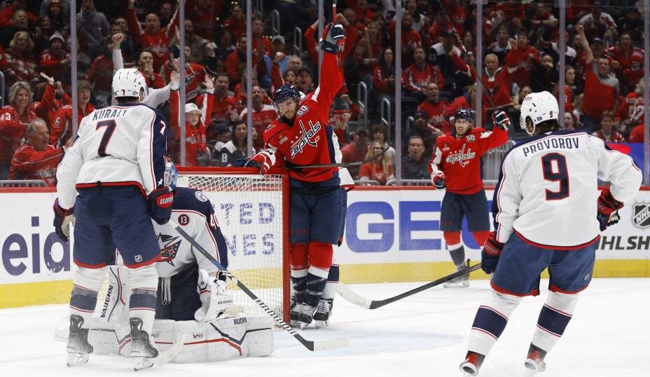    Матч НХЛ между «Коламбусом» и «Вашингтоном» должен был стать вечером русского хоккея, но вмешались злые силы. Фото: Reuters