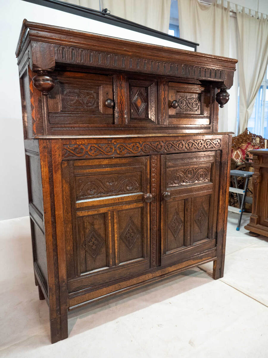 Антикварный сервант с резным орнаментом из коллекции Alter Ego Home