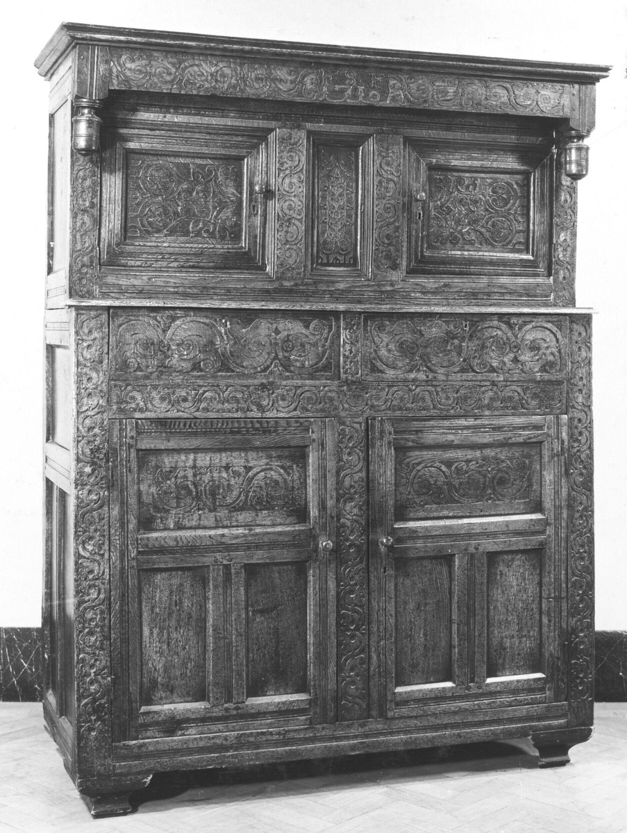 Шкаф из коллекции принца Альберта и королевы Виктории: https://collections.vam.ac.uk/item/O167498/press-cupboard-unknown/