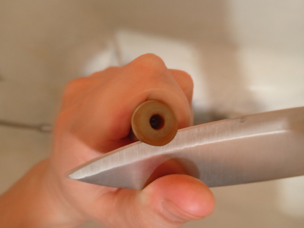 Разбираем и обрезаем шланг