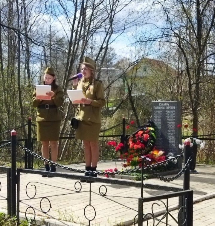 У памятника погибшим землякам.