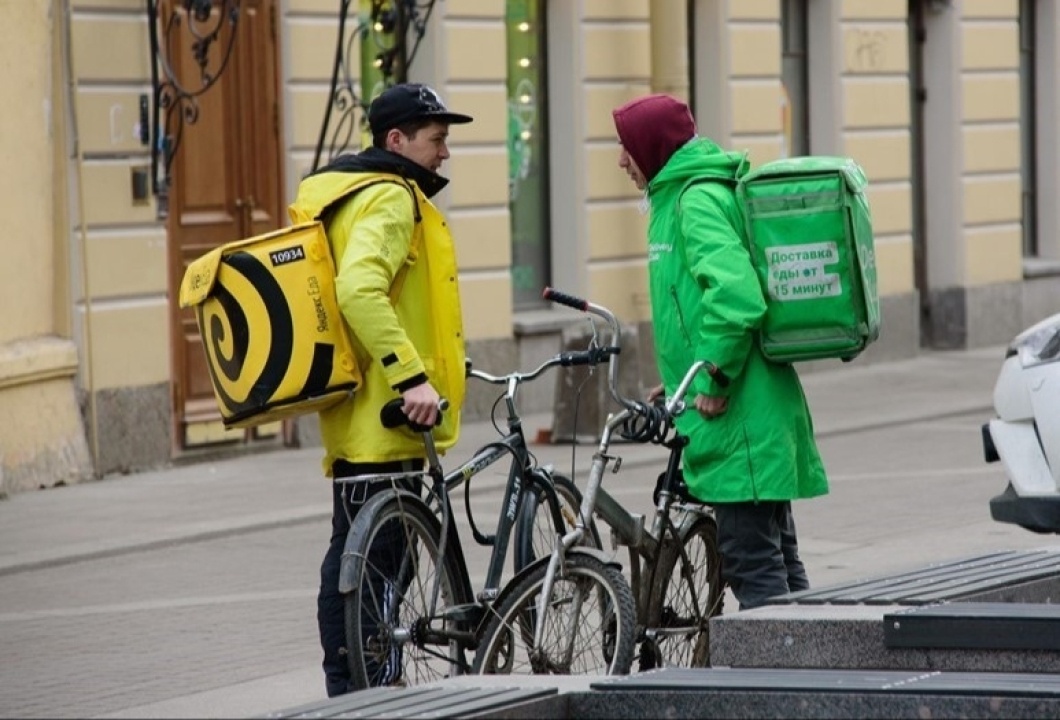    Минпромторг счел помехой курьеров, отучивших россиян ходить по магазинам