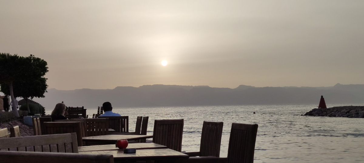 Иордания, Акаба, вид на египетскую Табу через Акабский залив (фото из личного архива)