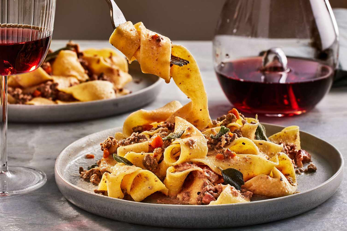 Паппарделле с белым соусом “Болоньезе”