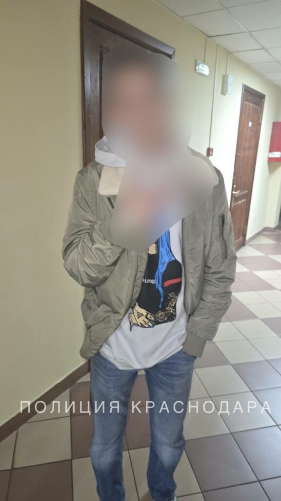 



📷



📷



По данному факту проводится проверка, по окончании которой их действиям будет дана правовая оценка,— сообщили в пресс-службе городского управления МВД.Инцидент прокомментировал глава города Евгений Наумов. Он отметил, что с помощью камер всех нарушителей будут находить и привлекать к ответственности.
Новые камеры на Александровском бульваре уже работают. На выходных с их помощью пойманы первые воришки. Через онлайн-наблюдение будем отслеживать и вандалов, портящих облик города расклейкой объявлений,— написал мэр в своем телеграм-канале.