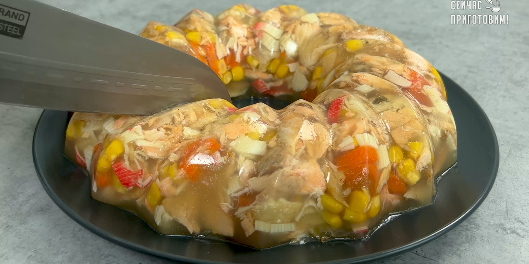 Многие их выбрасывают, а я делаю шикарное заливное на новогодний стол (заодно и морозилку подчищаю).