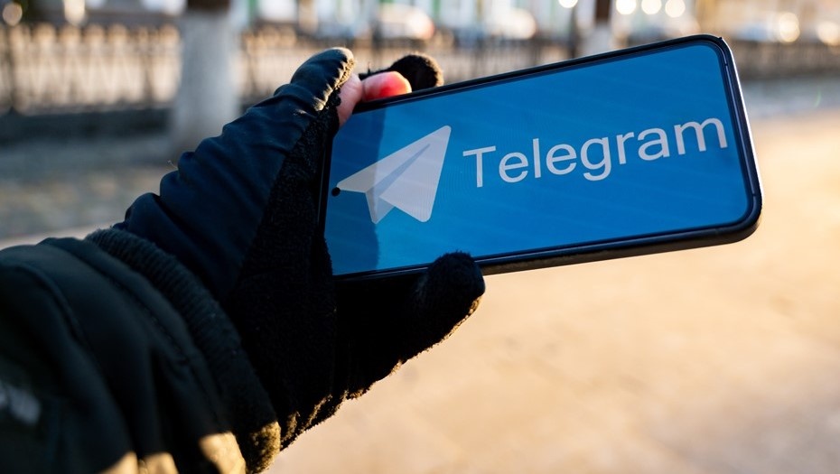   Мобильный телефон с изображением логотипа мессенджера Telegram. Автор фото: Руслан Яроцкий / URA.RU / ТАСС