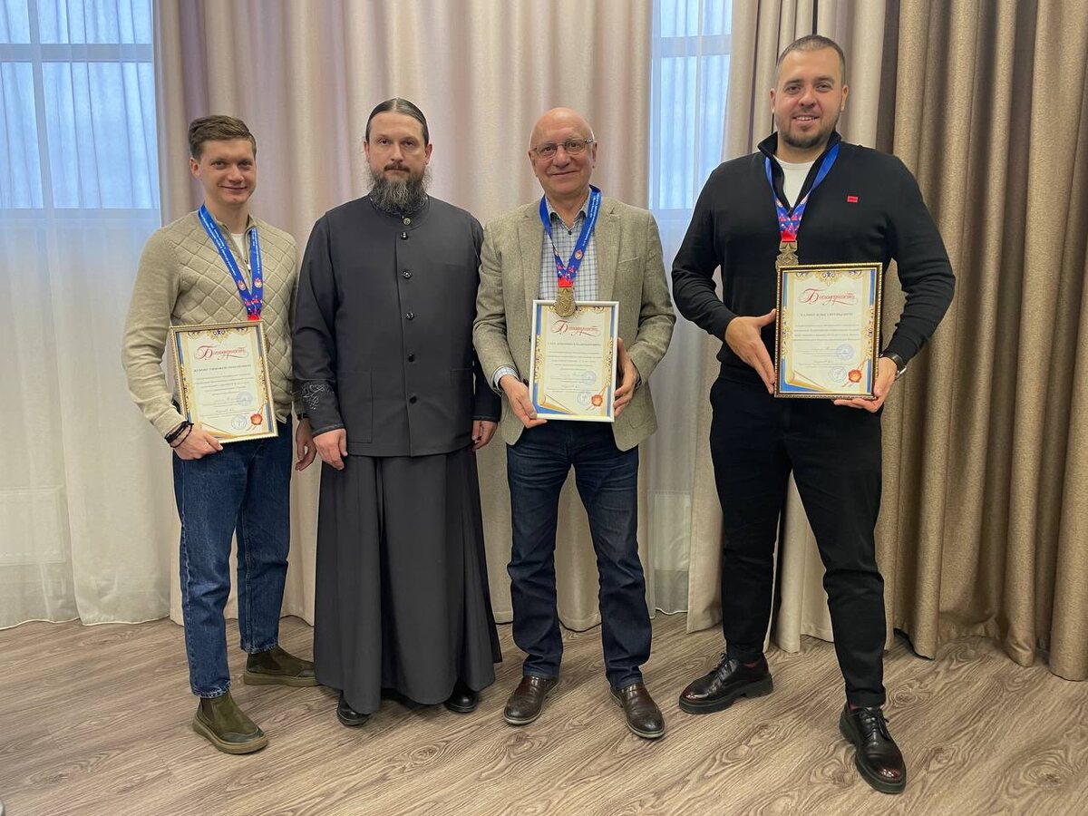 На фото слева направо: Жуков Тимофей Романович, игумен Мелитон (Зыбин), Сень Дмитрий Владимирович, Халин Илья Евгеньевич