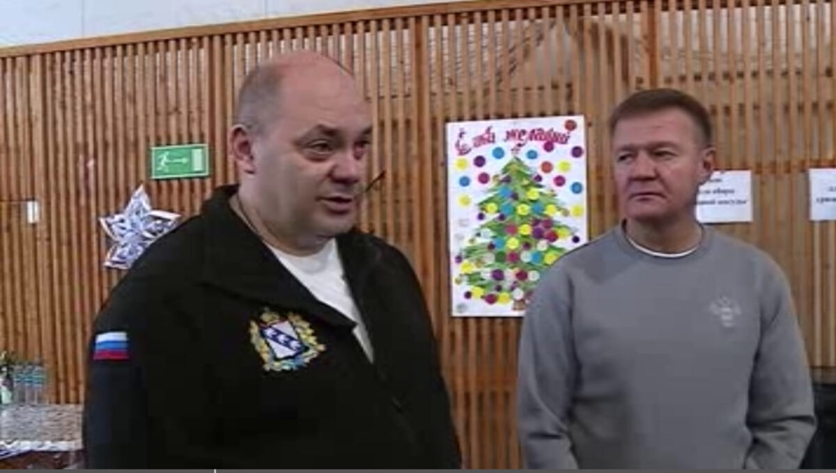    Губернатор Курской области и Министр транспорта РФ вручили жилищные сертификаты в фатежском ПВР