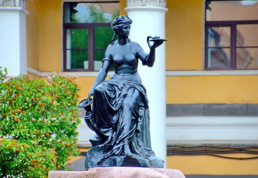 Та самая Гигея с чашей и змеей