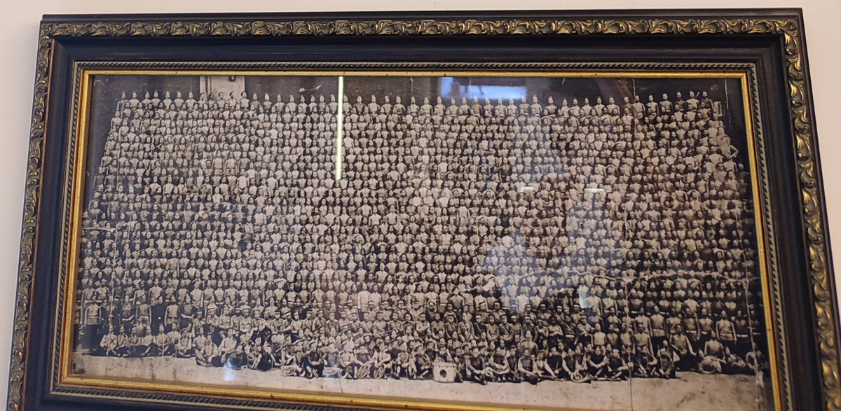 Лейб-гвардии Кексгольмский императора Австрийского полк. Отпечаток со стеклянного негатива размером 110x65 см. сделан контактным способом. Всё снято одним кадром, в который поместилось более 1000 человек. Фото 1903 г. размещено в Краеведческом музее крепости Корела. 