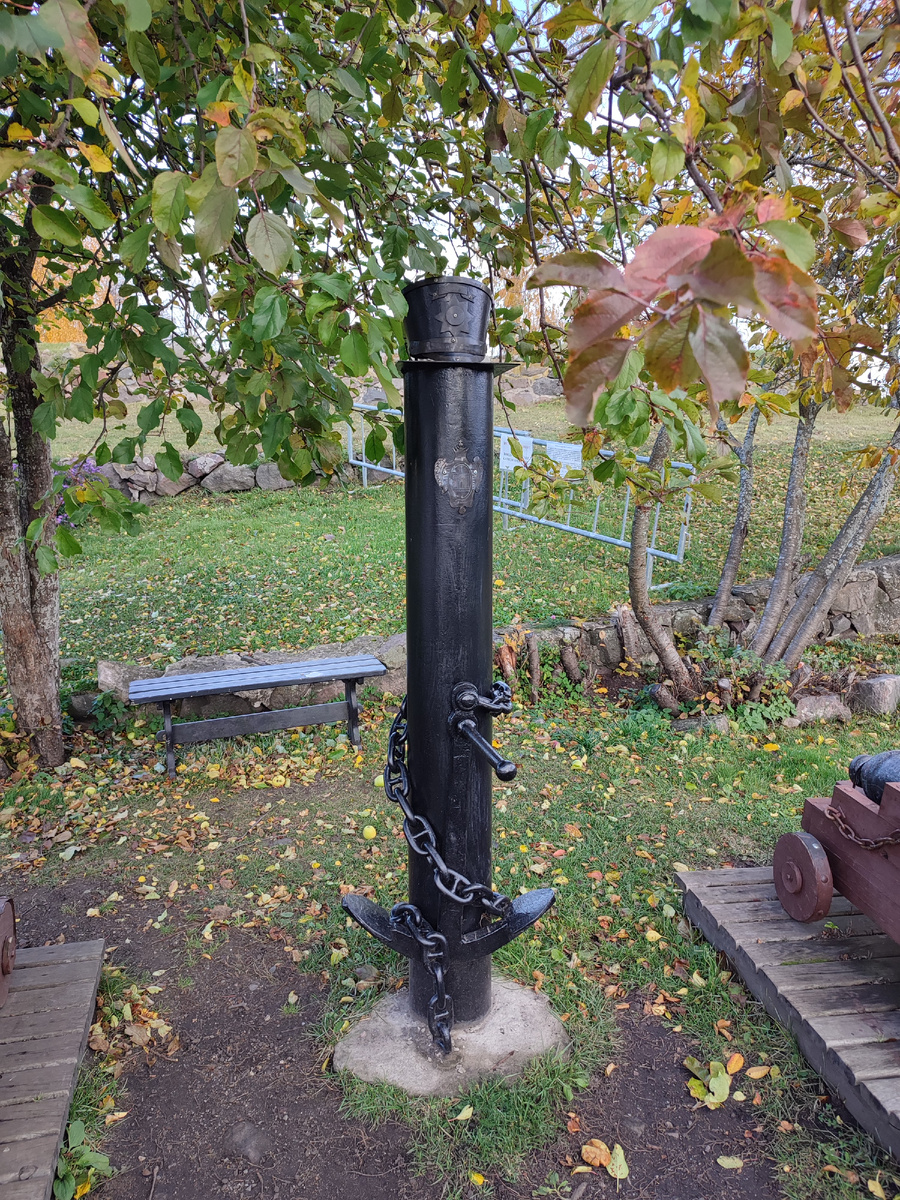 Памятный знак Кексгольмскому полку. К 300-летию учреждения Кексгольмского полка Петром I в 1710 году. Венчает его головной убор - кивер солдата Кексгольмского полка. Якорь - напоминание об участии полка в морских сражениях. Знак установлен 29 июня 2012 года на территории крепости Корела, силами офицеров и  матросов отдельного дивизиона судов обеспечения. 