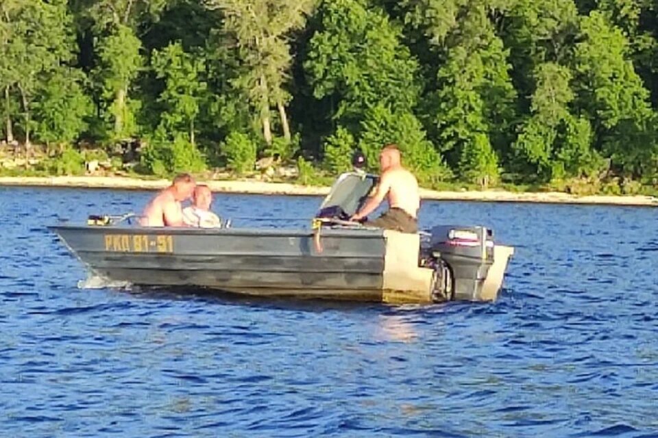 Ольга сфотографировала катер, который врезался в лодку с их семьей. Фото: Предоставлено "Комсомолке".