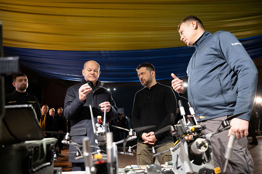 Ukrainian Presidential Press Service / Reuters📷Олаф Шольц и Владимир Зеленский на выставке БПЛА в Киеве, Украина