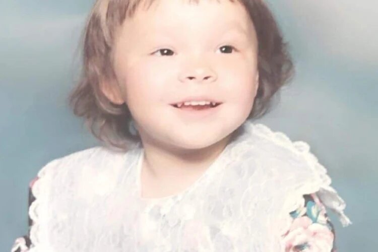 Мама бросила Юлю сразу после родов. Фото: личный архив Джулии Рейб