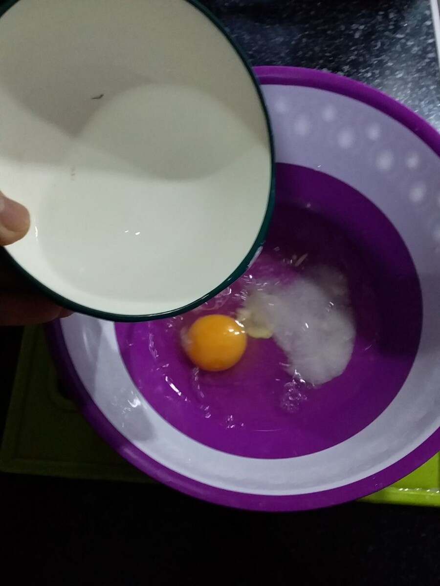 При средней жесткости тесто затвердевает.