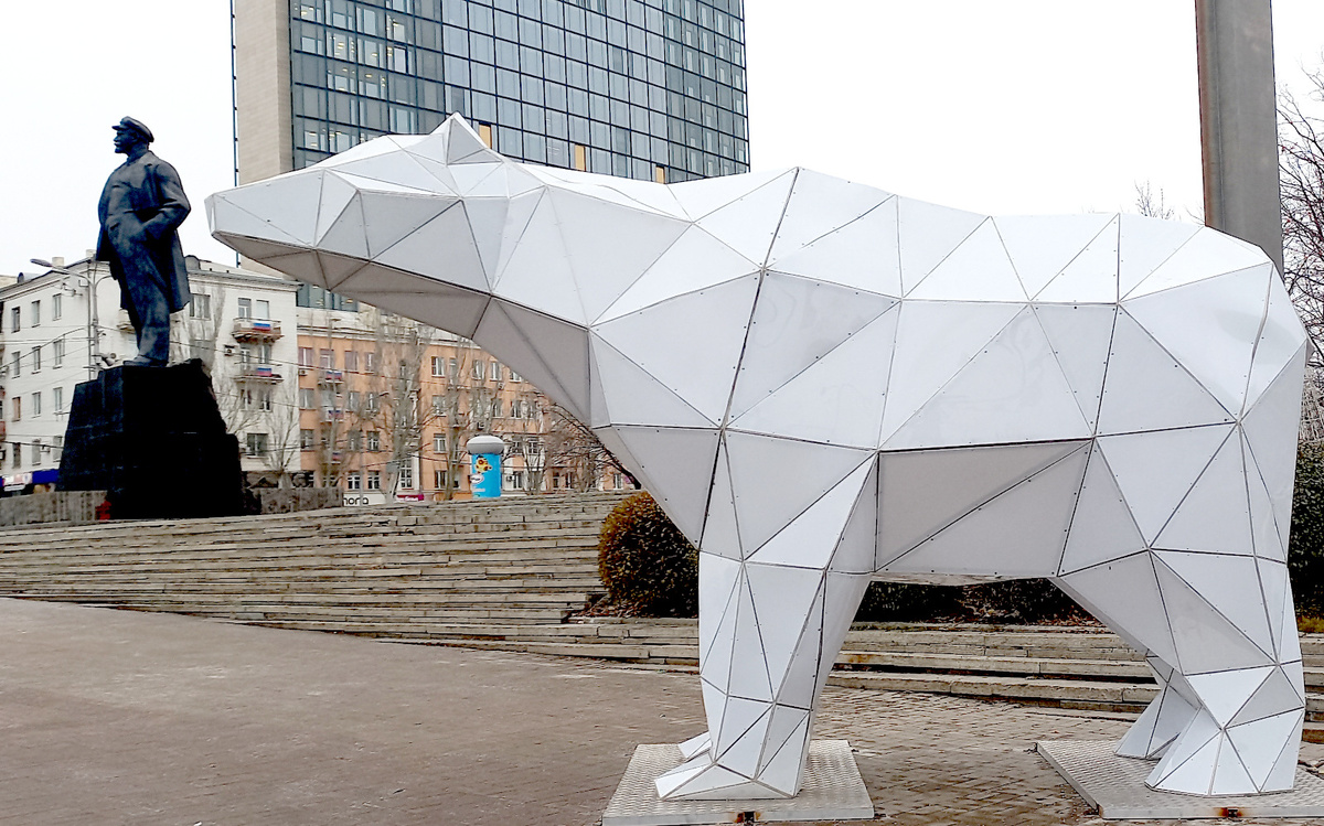 Белый медведь и Владимир Ильич. Донецк. Фото 2 декабря 2024 года 