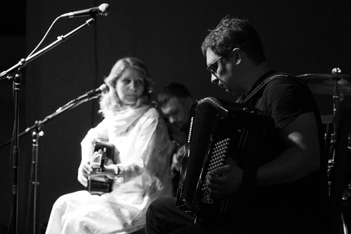 Анастасия Артёмова и группа "На ладОни" (Барнаул). Фото со страницы в ВК Анастасии Бовиной 