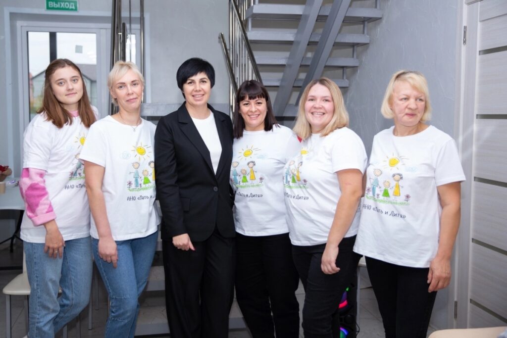 Директор соцприюта «Мать и дитя» Ольга Якунина с подопечными. Фото предоставлено АНО "Мать и дитя"