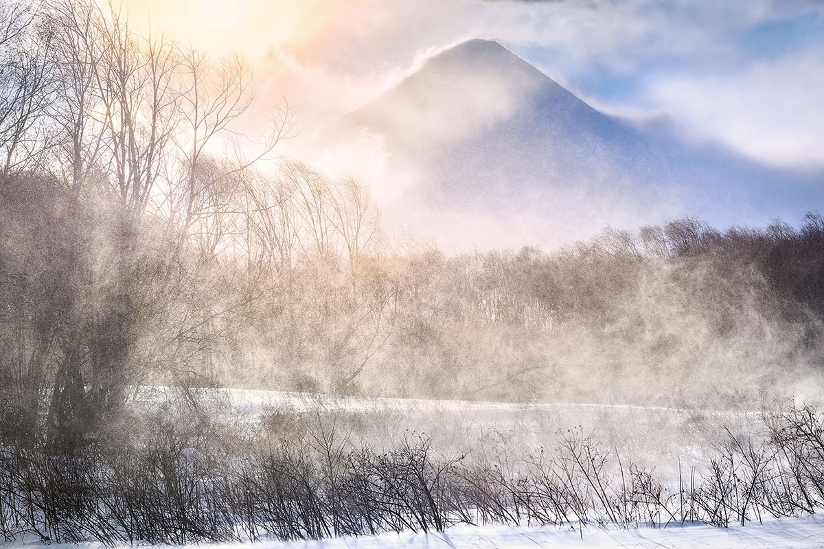 Камчатка. Снег в солнечном сиянии. Фото Елены БЕЛОЗОРОВОЙ.
