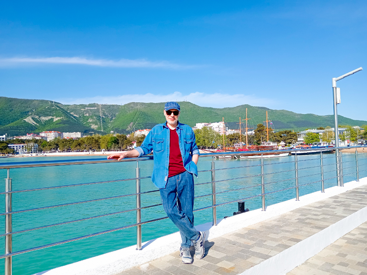 Морской причал в центре Геленджика, Михаил Лекс — автор рассказа и канала. Листайте >>