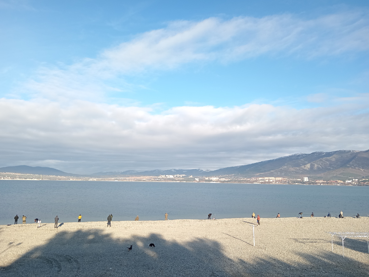 Рыбаки на берегу Чёрного моря, Геленджик, горы, пляж, бухта, ноябрь