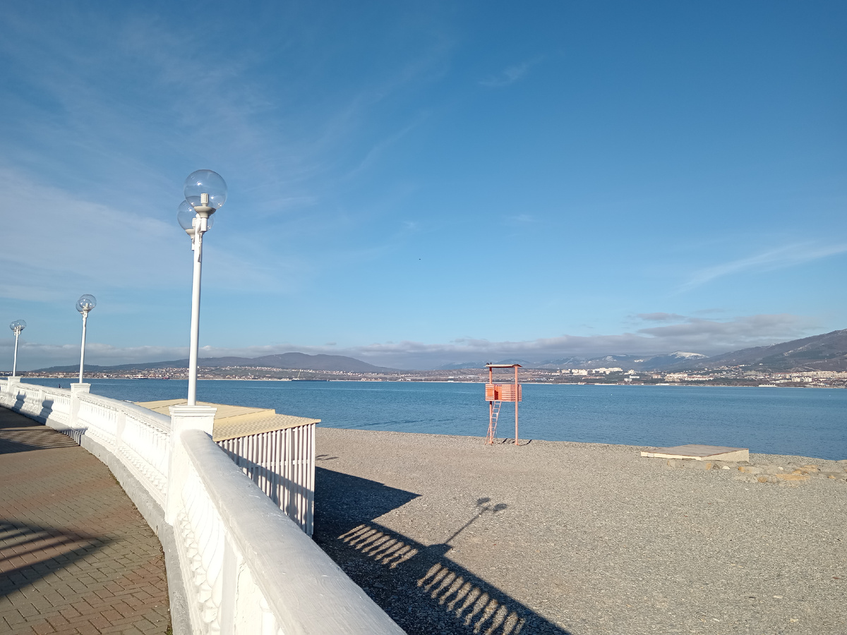 Чёрное море, набережная, Геленджик, пляж, горы, бухта, ноябрь