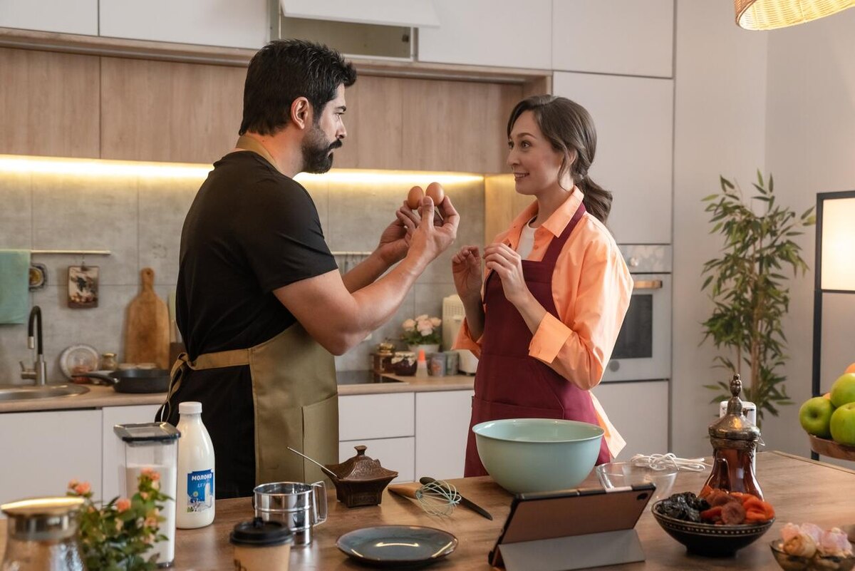    Кадр со съемок сериала «Я к тебе надолго», реж. Карен Захаров Онлайн-кинотеатр «ИВИ»