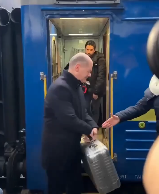 В Киев Шольц прибыл со странным чемоданчиком, который не выпускал из рук...