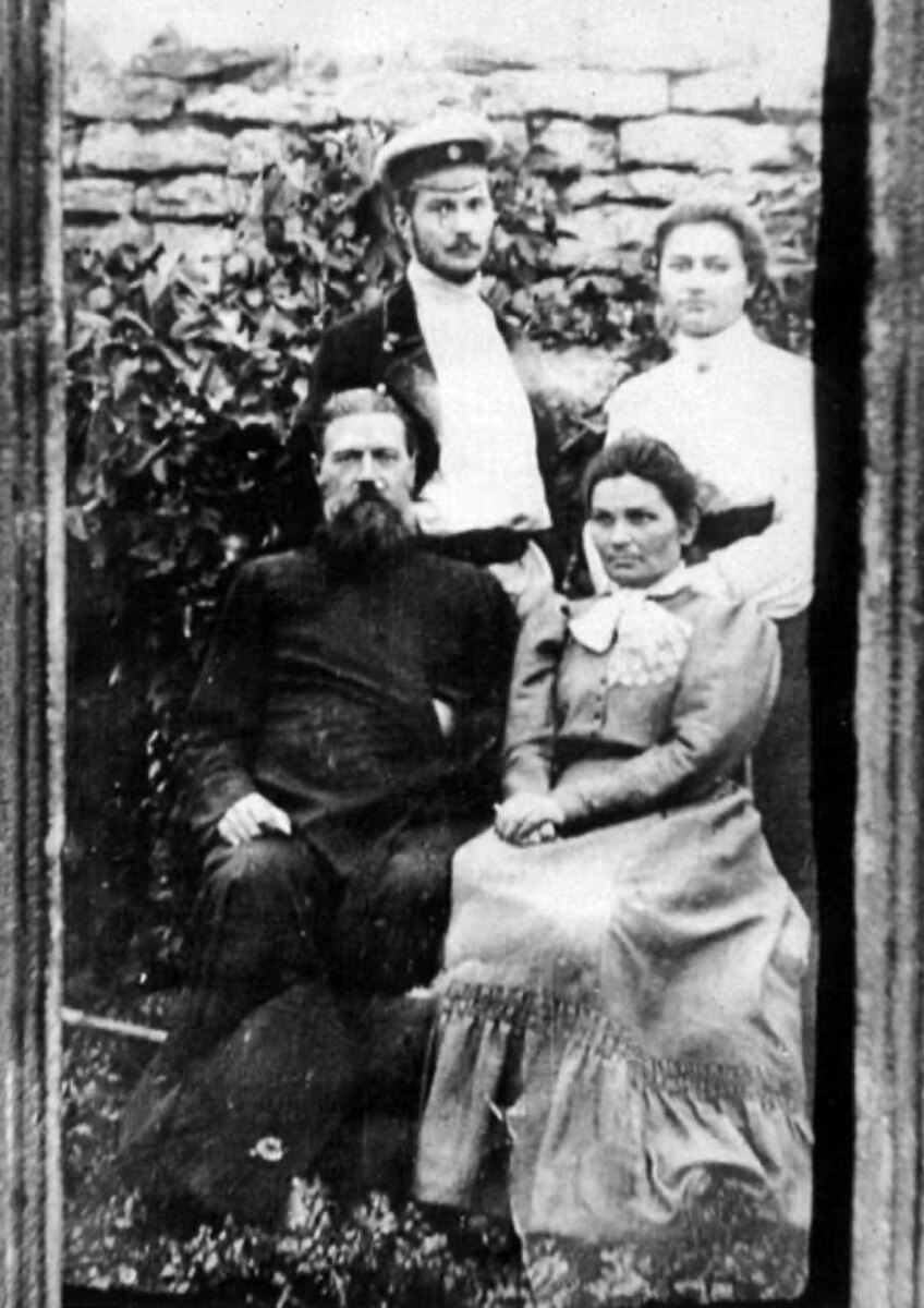 Замятин и его сестра Александра со своими родителями Иваном Дмитриевичем и Марией Александровной (начало 1900-х годов)