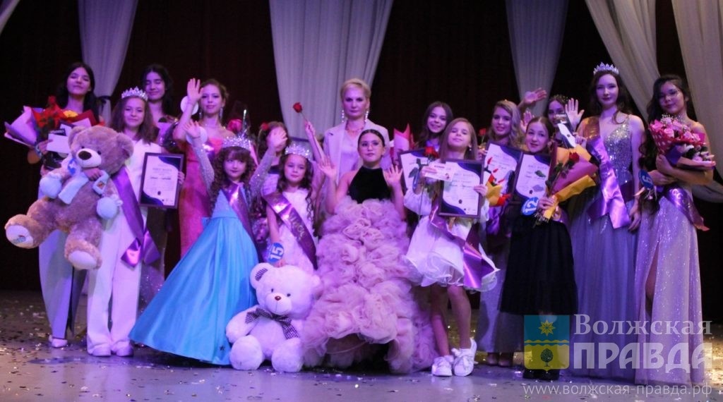 Участницы и организатор конкурса "Мисс Волга 2024" руководитель и главный режиссёр театра мод «VOLZHSky models» Алеся Фоломеева📷    Три принцессы и одна Душа: в Волжском завершился первый городской конкурс «Мисс Волга — 2024»
