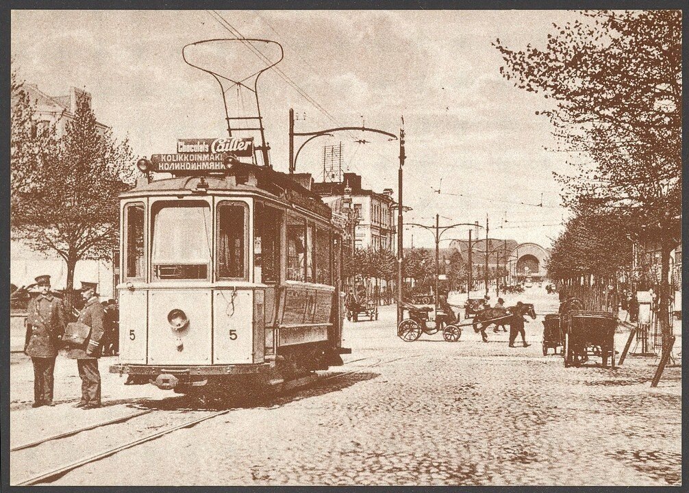 Выборгский трамвай. На заднем фоне выборгский ж/д вокзал