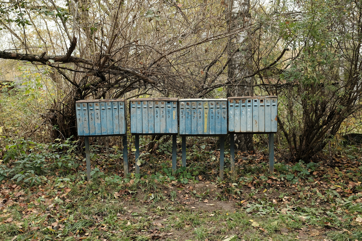 Почтовые ящики а улице сразу задают атмосферу
