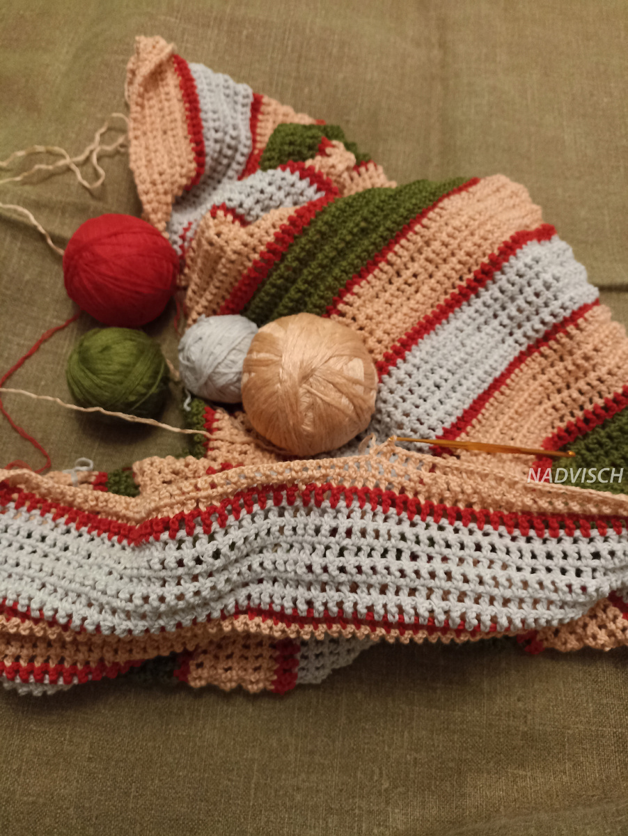 Процесс вязания пледа.