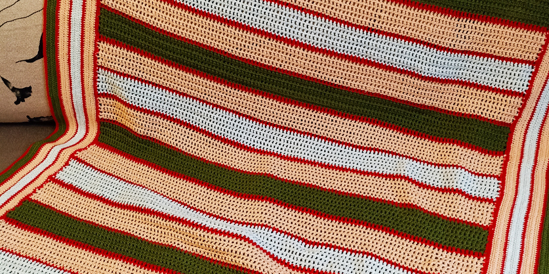 Вяжем яркий плед крючком из остатков пряжи.