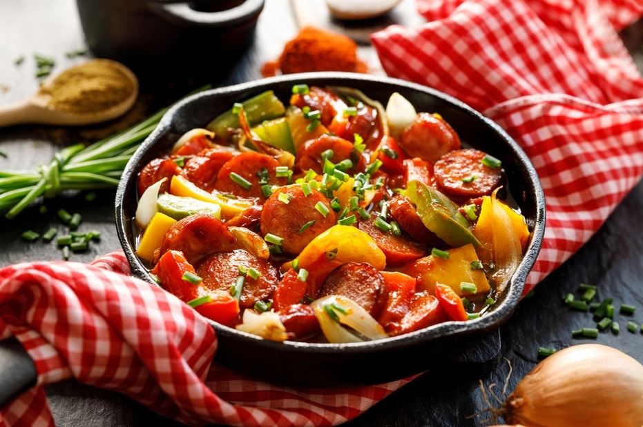 Рагу с колбасками. Овощное рагу с сосисками. Лечо с колбасками. Еда на ужин быстро и вкусно для детей. Венгерское лечо с колбасками.