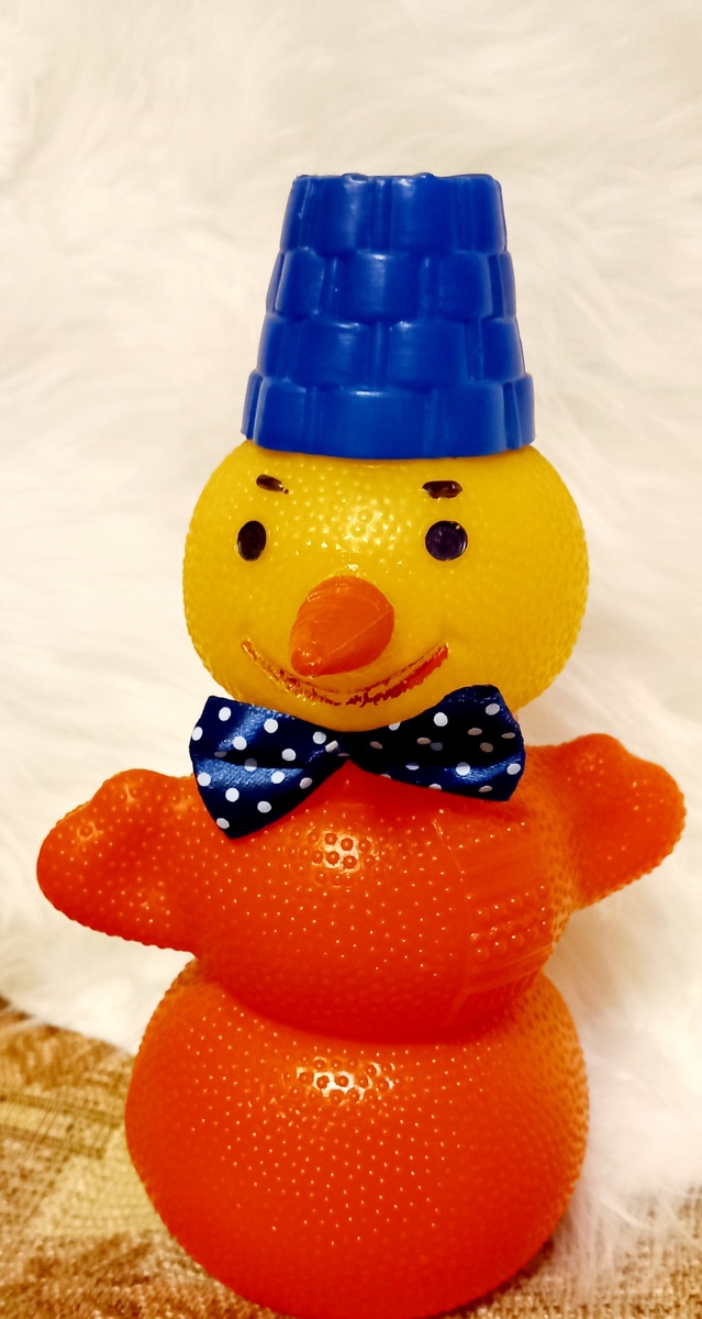 Зимние фоны мы пока ещё не доставали (рано). Поэтому первое фото снеговичка - на фоне моего любимого белоснежнго пледа из искусственного меха. Ведь он очень похож на снег.