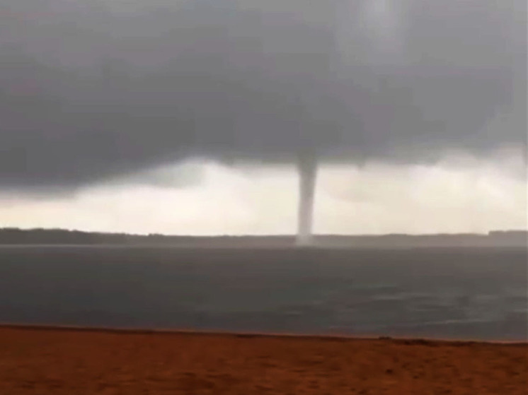 В Петербурге и Ленобласти (мой регион) за год было не меньше пяти смерчей и торнадо - и не все из них были над водой (такие считаются достаточно безобидными), были и над сушей.
