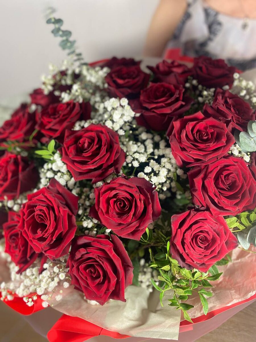 Букет из 25 роз Эквадор, гипсофилы, пистиции, эвкалипта